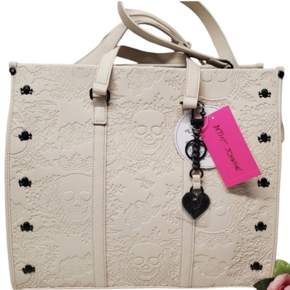 🔹️Betsey Johnson xomattie chalk embossed Skull  tote  removable Skull keychain - Picture 3 of 7